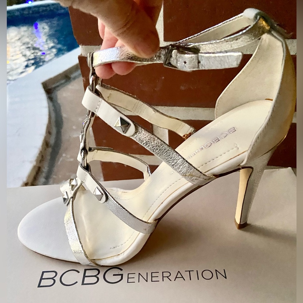 BCBGeneration WHITE SILVER STRAPPY SANDALS — SIZE 8
